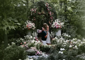 Taylor Swift & Travis Kelce officially got engaged after 2 yrs of dating